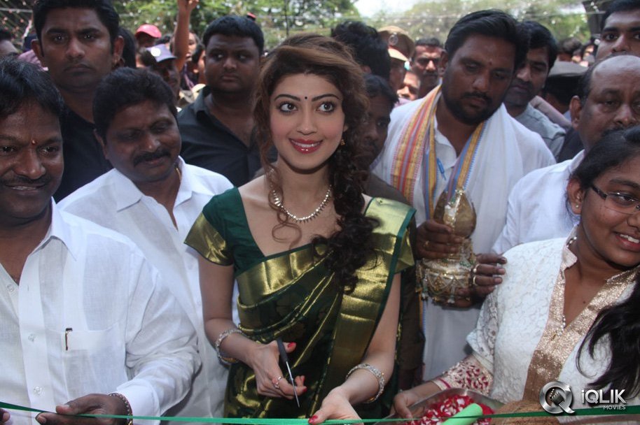 Pranitha-Launches-RS-Brothers-Showroom